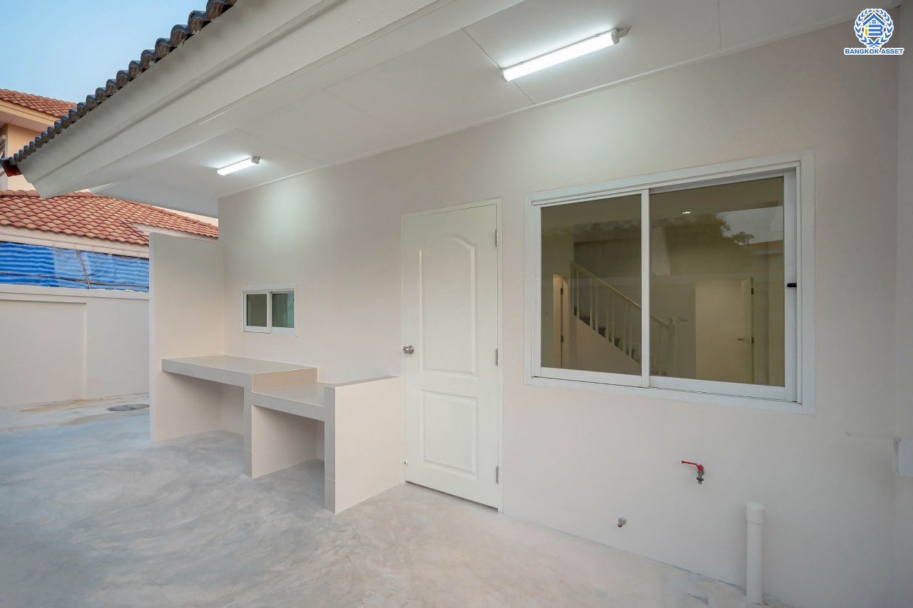 บ้านมือสองตกแต่งใหม่ โครงการ มัณฑิกา กาญจนาฯ-บางบอน รองรับทุกความสุข เนื้อที่ 108.6 ตร.ว. ฟังก์ชัน 3 ห้องนอน 3 ห้องน้ำ 2 ห้องอเนกประสงค์ จอดรถได้ 2 คัน บนทำเลใกล้รถไฟฟ้าสายสีน้ำเงิน "สถานีหลัก2" และจุดขึ้นทางด่วน "พระราม2" และ The Mall บางแค